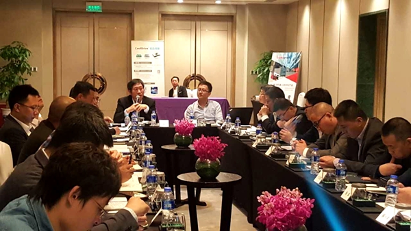 37000威尼斯高级副总裁王宏玉在第一届中国移动机械人（AGV）产业同盟翘楚峰会上与同盟成员就同盟的发展进行热烈探求，并颁刊行业结合申明