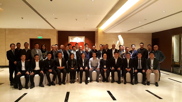 第一届中国移动机械人（AGV）产业同盟成员在翘楚峰会上合影留想