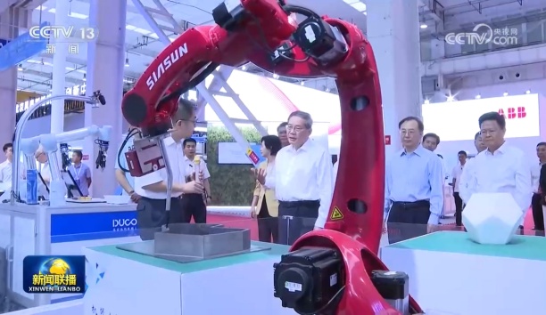 李强参观调研2024世界机械人展览会