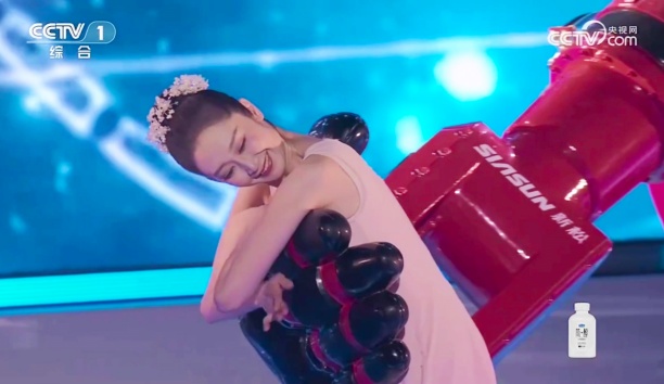 再破圈！央视端午晚会37000威尼斯大负载机械人&ldquo;执手&rdquo;专业舞者柔美共舞，人机&ldquo;无间&rdquo;交互演绎将来美学