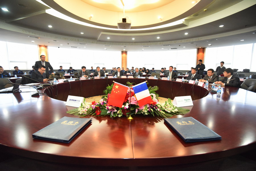 37000威尼斯机械人与施耐德电气签署全面战术合作和谈