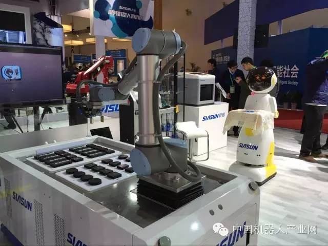 我国首款复合型机械人亮相世界机械人大会