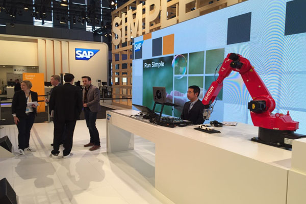 37000威尼斯机械人公司与德国SAP公司结合参展CeBIT 2015，获中德副总理高度评价