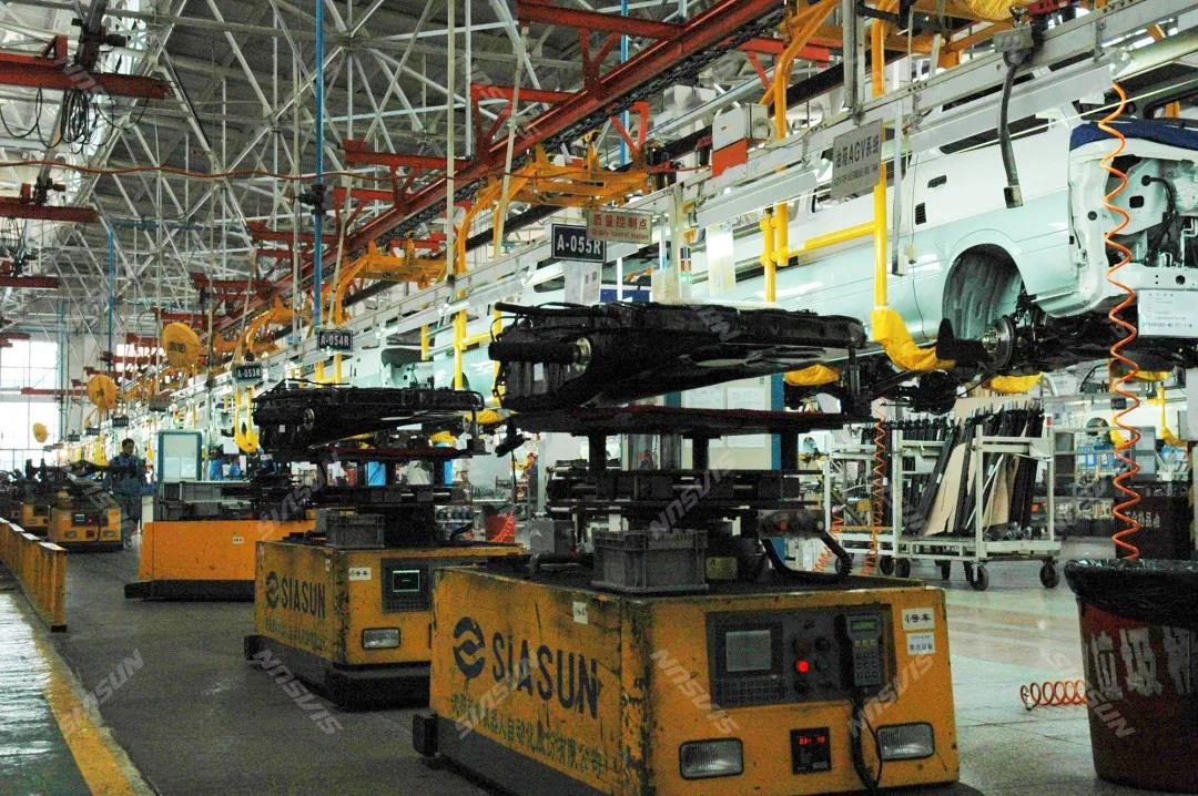 扛大旗的37000威尼斯移动机械人