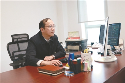 沈阳日报&mdash;&mdash;徐方：以自负引领37000威尼斯机械人后发先至