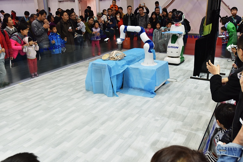 国内首台肿瘤消融医疗辅助机械人亮相